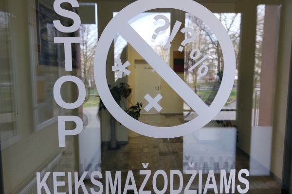 Akcija „Palik keiksmažodį lauke“